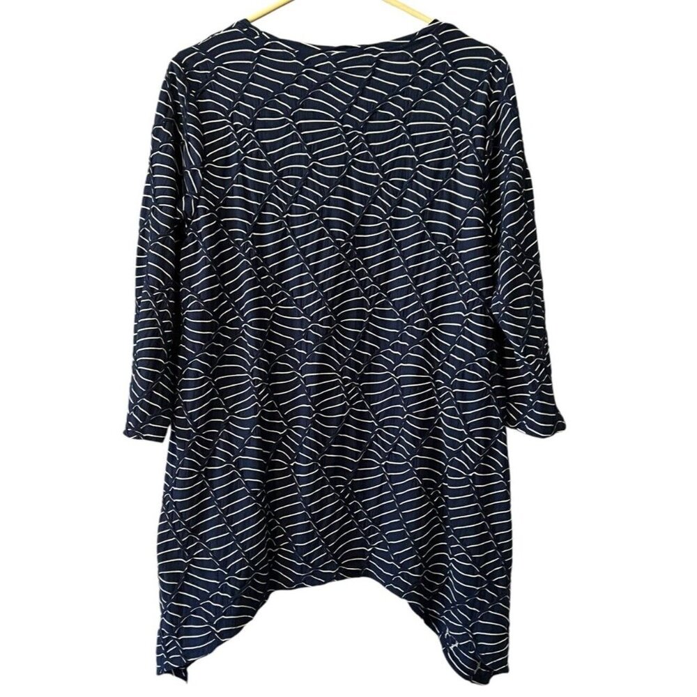 Chicos Zenergy Tunic Top Size 1 Blue White Striped Shark Bite Hem Pleated - Picture 2 of 9